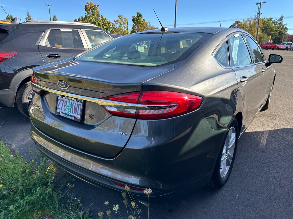 Used 2018 Ford Fusion SE FWD image 4