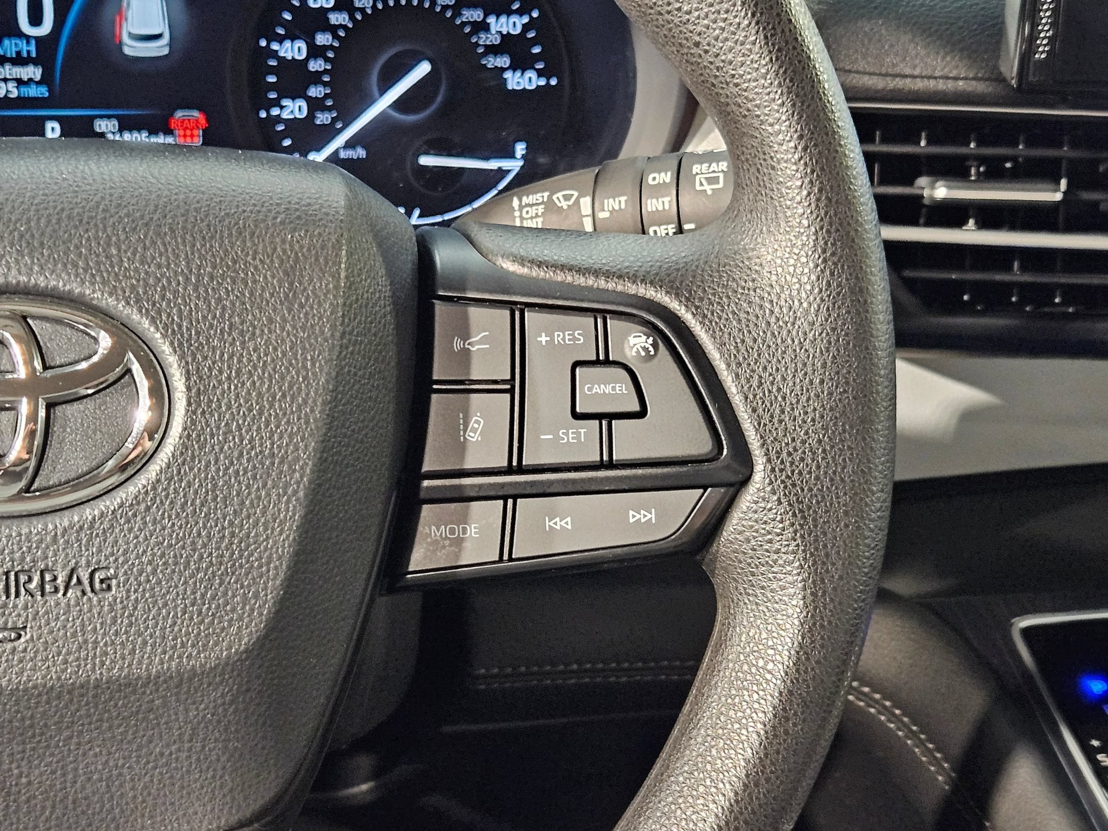 Used 2025 Toyota Sienna LE FWD image 28