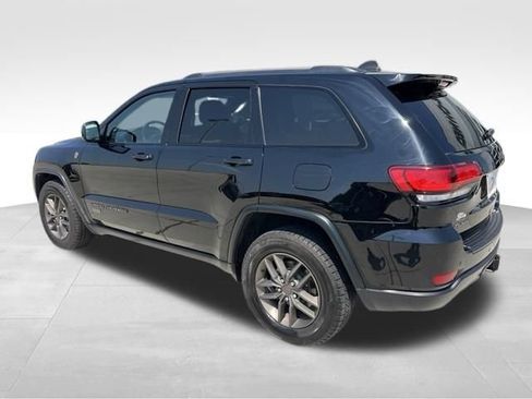 Used 2017 Jeep Grand Cherokee Laredo AWD/4WD image 4