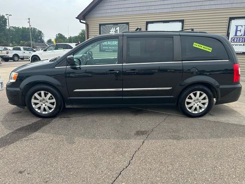 Used 2014 Chrysler Town & Country Touring w/ Trailer Tow Group FWD image 8