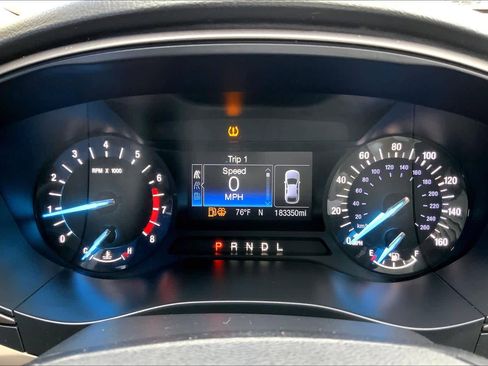Used 2017 Ford Fusion SE FWD image 25