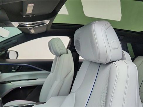 Used 2025 Cadillac Lyriq Luxury image 33