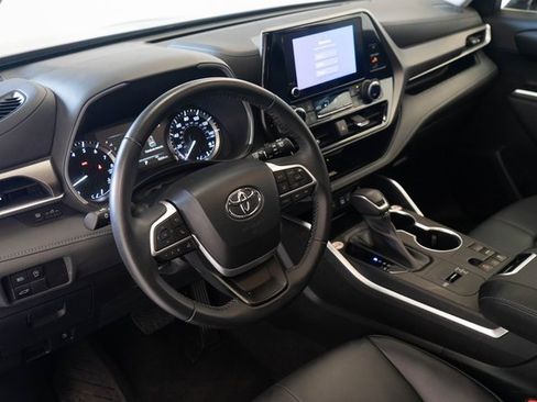 Used 2023 Toyota Highlander L image 3
