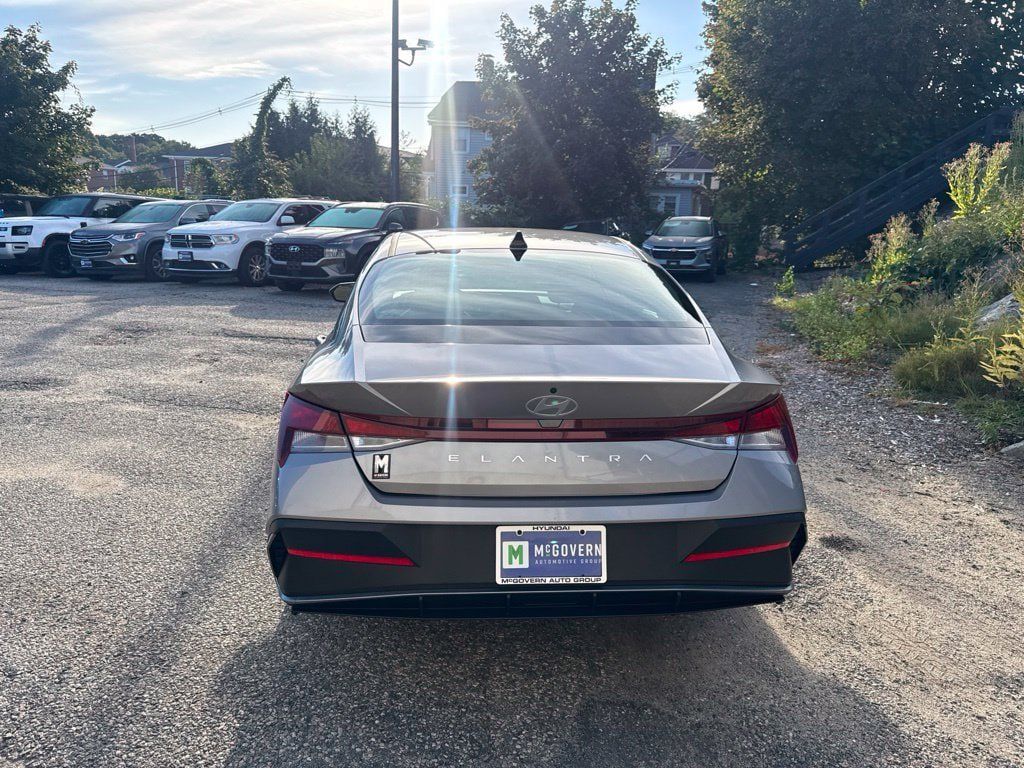 Certified 2025 Hyundai Elantra SE FWD image 5
