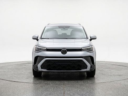 Used 2025 Volkswagen Taos SE FWD image 2