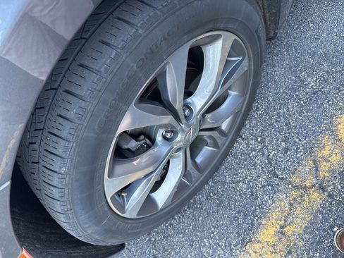 Used 2019 Chrysler Pacifica Limited w/ Advanced Safetytec Group FWD image 10