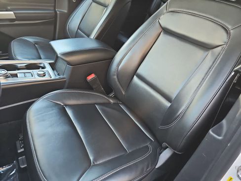 Used 2021 Ford Explorer XLT w/ Equipment Group 202A AWD/4WD image 15