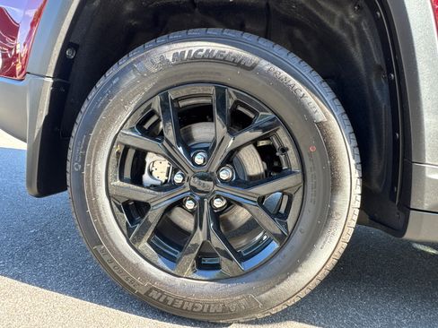 Used 2025 Jeep Grand Cherokee Altitude RWD image 20