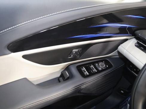 Used 2025 Lincoln Nautilus Premier image 31