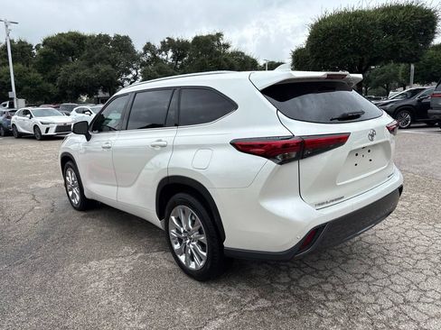 Used 2021 Toyota Highlander Limited FWD image 3