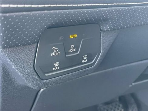 Certified 2024 Volkswagen Atlas Cross Sport SE FWD image 20