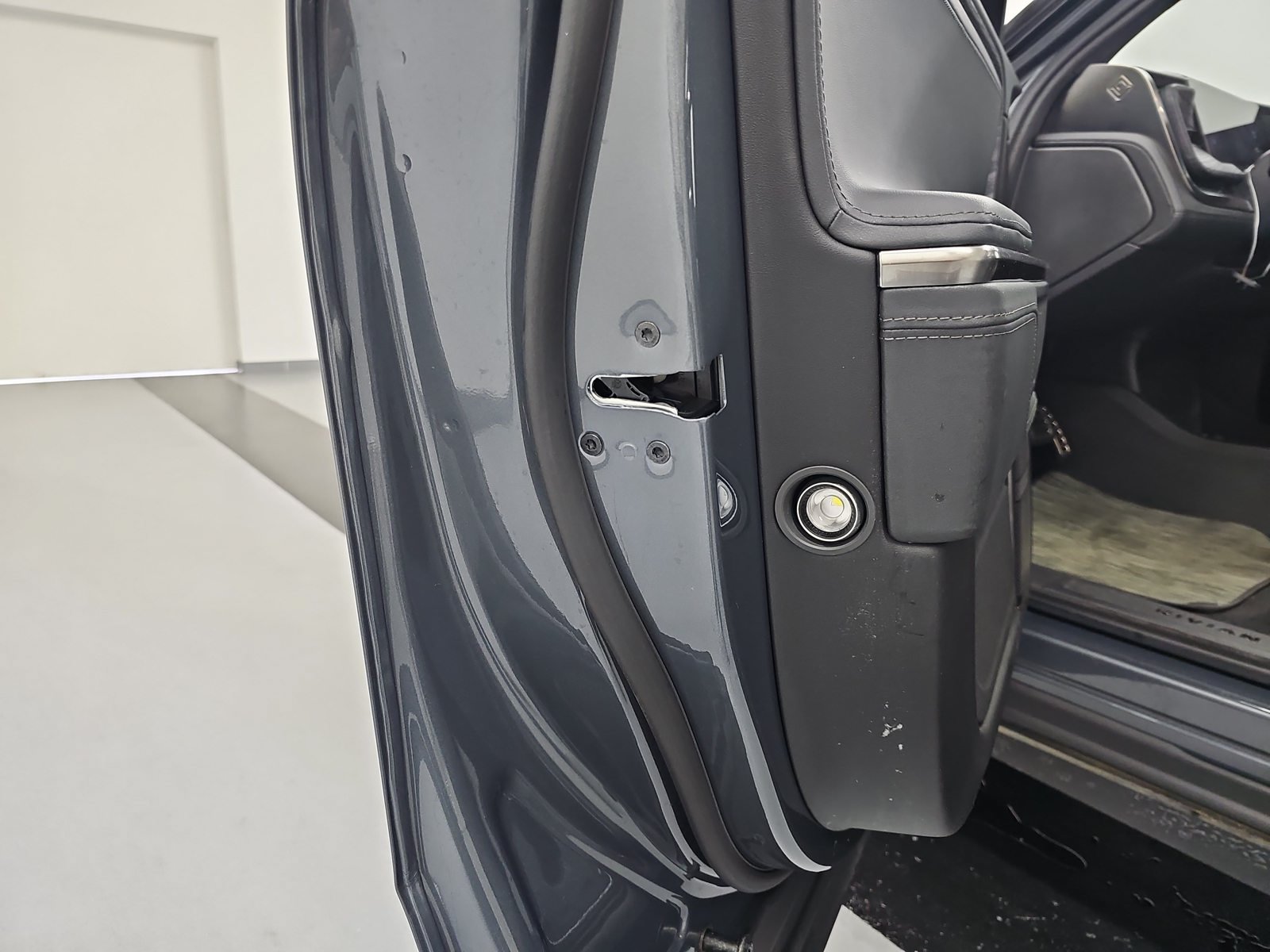 Used 2024 Rivian R1S Adventure Quad AWD/4WD image 31