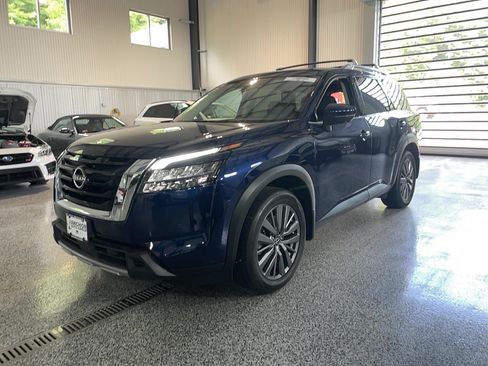 Used 2025 Nissan Pathfinder SL w/ SL Premium Package AWD/4WD image 4