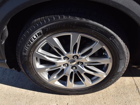 Certified 2025 Ford Explorer Platinum image 9