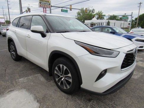 Used 2021 Toyota Highlander XLE AWD/4WD image 1