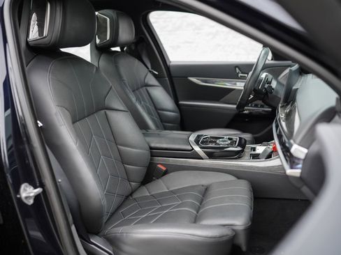 Used 2024 BMW 740i image 24