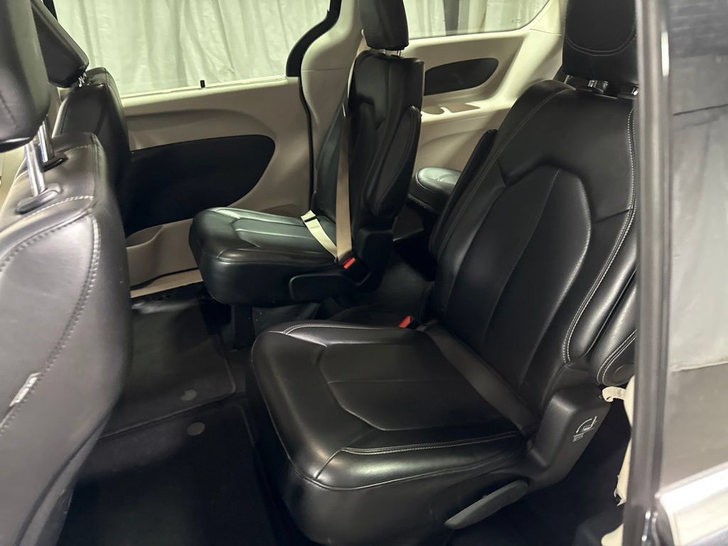 Used 2023 Chrysler Pacifica Touring-L FWD image 17