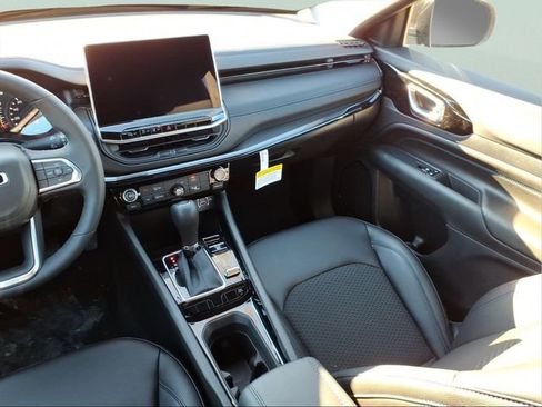 New 2026 Jeep Compass Latitude image 11