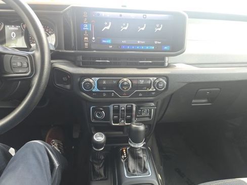 Used 2025 Jeep Gladiator Overland AWD/4WD image 23