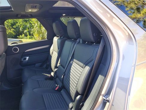 Used 2025 Land Rover Discovery Dynamic SE image 15