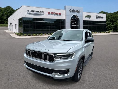 Used 2025 Jeep Wagoneer 4WD w/ Convenience Group I image 2