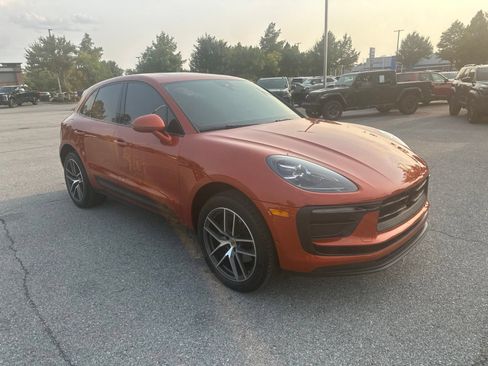 Used 2023 Porsche Macan AWD/4WD image 3