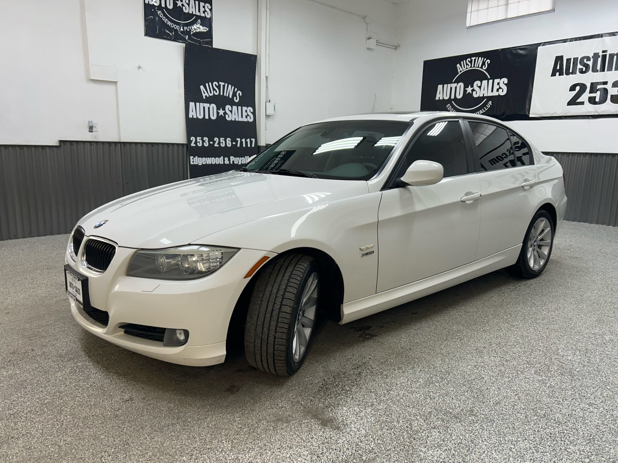 Used 2011 BMW 328i xDrive Sedan w/ Premium Pkg AWD/4WD image 3