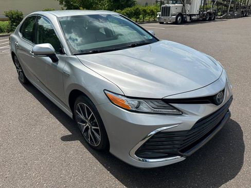 Used 2021 Toyota Camry XLE FWD image 3