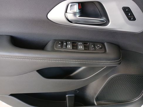 Used 2025 Chrysler Pacifica Limited image 24