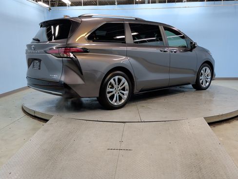Used 2023 Toyota Sienna Platinum image 11
