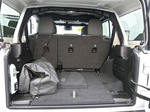 Used 2025 Jeep Wrangler Unlimited Rubicon image 32