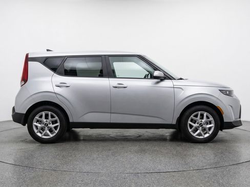 Used 2025 Kia Soul LX w/ LX Technology Package FWD image 11