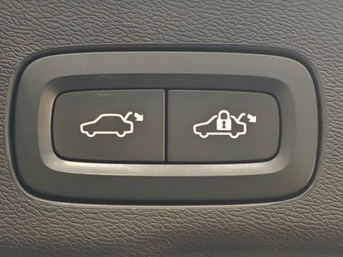 Used 2023 Volvo XC60 B5 Plus image 26