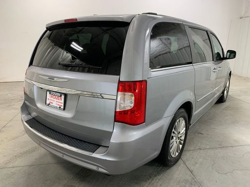 Used 2014 Chrysler Town & Country Touring-L image 9