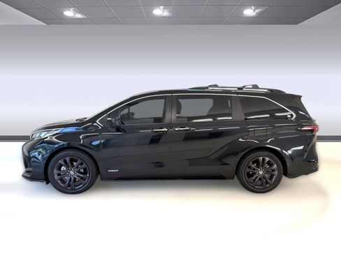 Used 2021 Toyota Sienna XSE w/ XSE Plus Package image 2