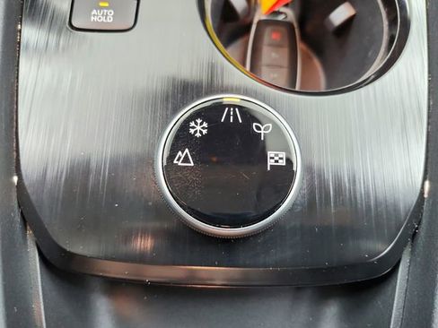 Used 2025 Nissan Rogue S image 27