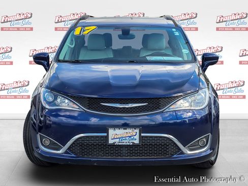 Used 2017 Chrysler Pacifica Touring-L w/ Tire & Wheel Group FWD image 3