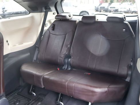 Used 2023 Toyota Sienna Platinum FWD image 37