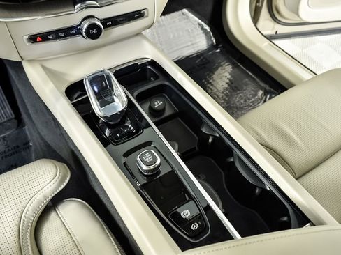 Certified 2023 Volvo XC60 B5 Ultimate w/ Protection Package Premier image 19