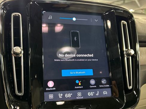 Certified 2024 Volvo XC40 B5 Plus w/ Protection Package Premier image 16