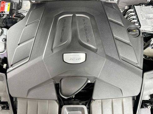 Certified 2022 Porsche Cayenne Platinum Edition image 31