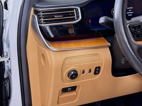 Used 2022 Jeep Grand Wagoneer Series III image 6