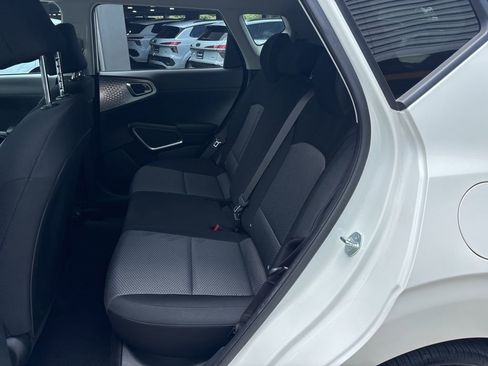 Used 2025 Kia Soul LX w/ LX Technology Package FWD image 14