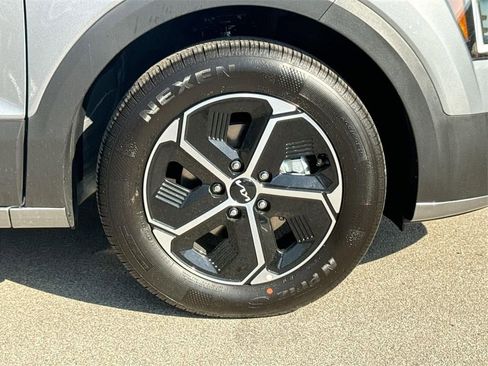 Certified 2025 Kia Niro EX image 17