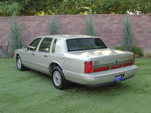 Used 1997 Lincoln Town Car Signature RWD image 5