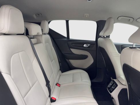 Used 2019 Volvo XC40 T4 Momentum image 47