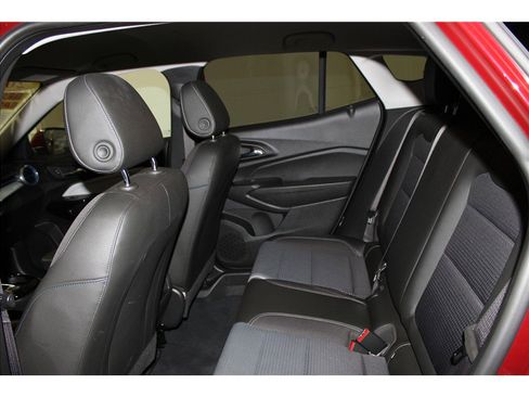 Used 2025 Chevrolet Trax LT w/ LT Convenience Package image 12