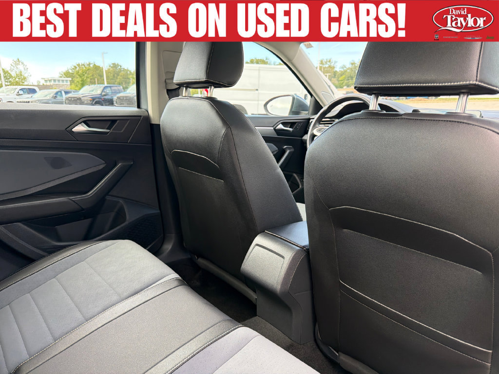 Used 2025 Volkswagen Jetta SE FWD image 33