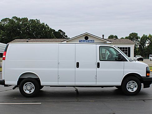 Used 2025 Chevrolet Express 3500 Extended w/ Driver Convenience Package RWD image 7