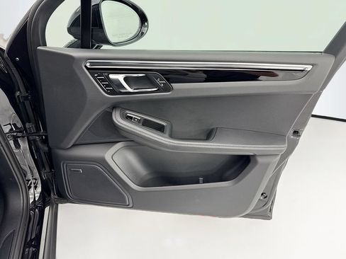 Certified 2025 Porsche Macan AWD/4WD image 25